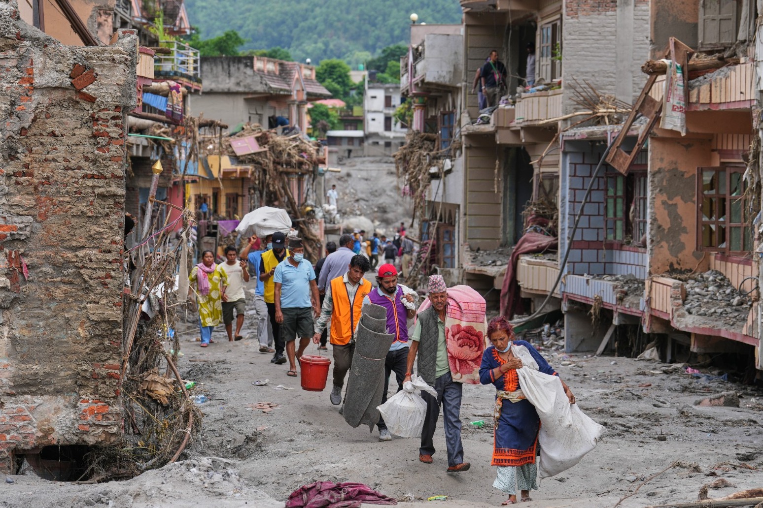 Searches continue for thousands missing as death toll tops 700 after Nepal flood